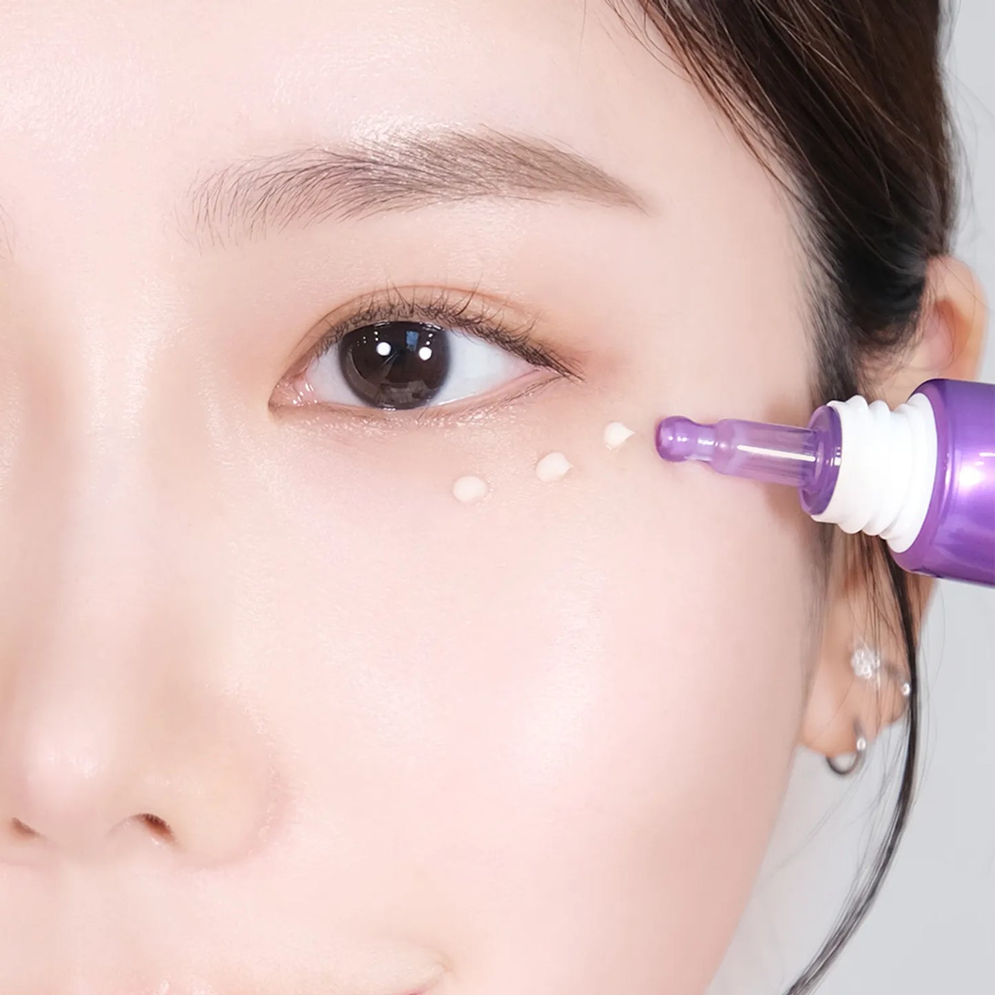 Person using aBIOHEAL BOH PROBIODERM 3D Lifting Eye & Wrinkle Cream on their face 