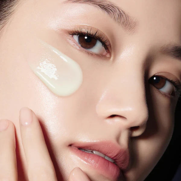 Close-up of a lady with nice skin applying IOPE Retinol Super Bounce Serum to their face